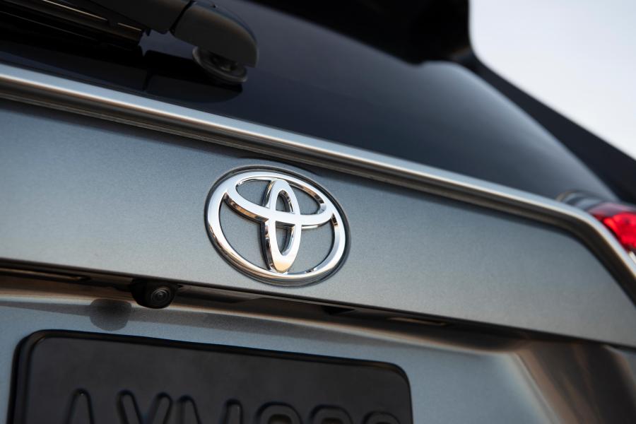 Логотип Toyota RAV4 Limited 2018 года  (NA) (фото 40 из 44)